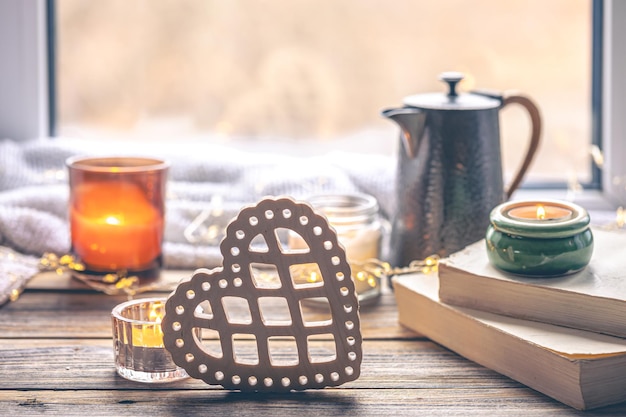 Książka kucharska i filiżanka herbaty